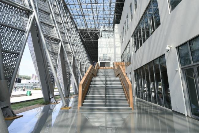 BIM建筑|如同舞台幕布般动态折叠延展：亳州市体育馆 / 袁野建筑工作室