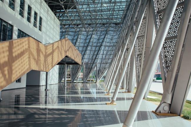 BIM建筑|如同舞台幕布般动态折叠延展：亳州市体育馆 / 袁野建筑工作室