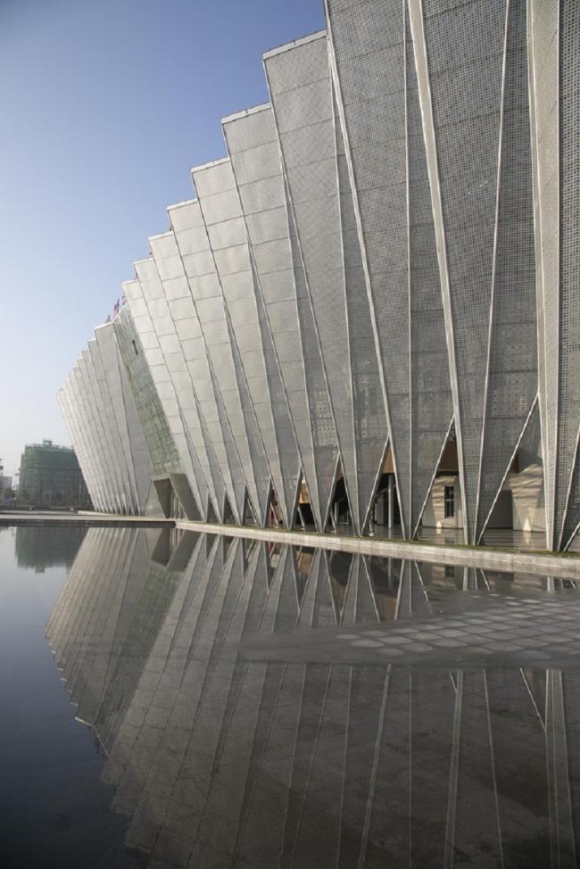 BIM建筑|如同舞台幕布般动态折叠延展：亳州市体育馆 / 袁野建筑工作室