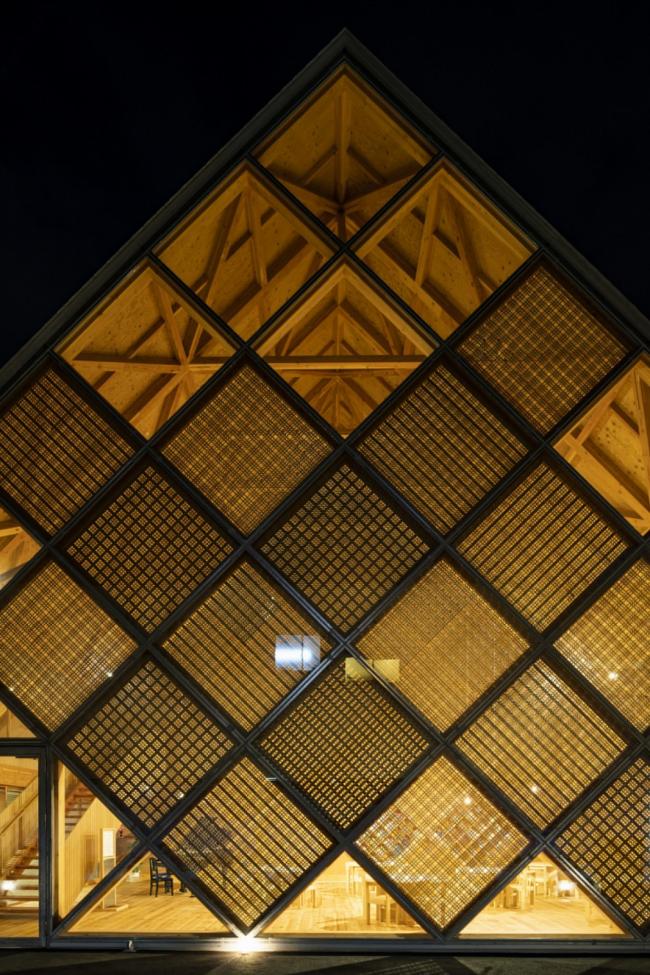 BIM建筑|持续屋脊如长龙卧野：日本富冈工商会 / 手塚贵晴建筑事务所