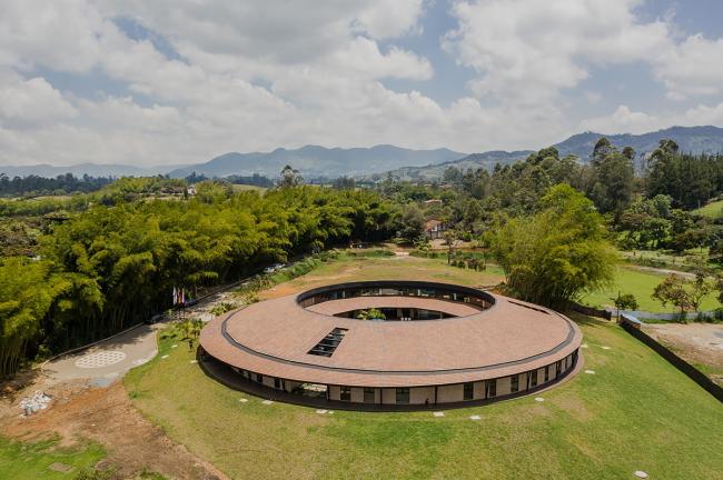 BIM建筑|蒙特梭利幼儿园，年夜天然中的月光宝盒 / Estudio Transversal