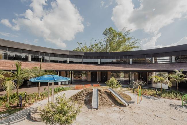 BIM建筑|蒙特梭利幼儿园，年夜天然中的月光宝盒 / Estudio Transversal