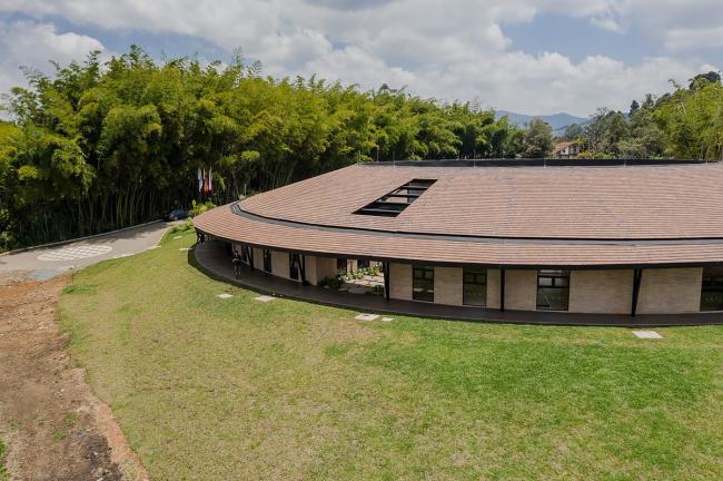 BIM建筑|蒙特梭利幼儿园，年夜天然中的月光宝盒 / Estudio Transversal