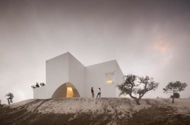 BIM建筑|荒凉上的白色雕塑“花”：Fontinha 室第 / Aires Mateus + SIA arquitectura-BIM建筑网