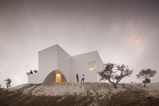 BIM建筑|荒凉上的白色雕塑“花”：Fontinha 室第 / Aires Mateus + SIA arquitectura