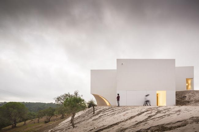BIM建筑|荒凉上的白色雕塑“花”：Fontinha 室第 / Aires Mateus + SIA arquitectura