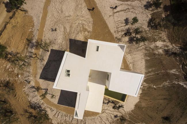 BIM建筑|荒凉上的白色雕塑“花”：Fontinha 室第 / Aires Mateus + SIA arquitectura