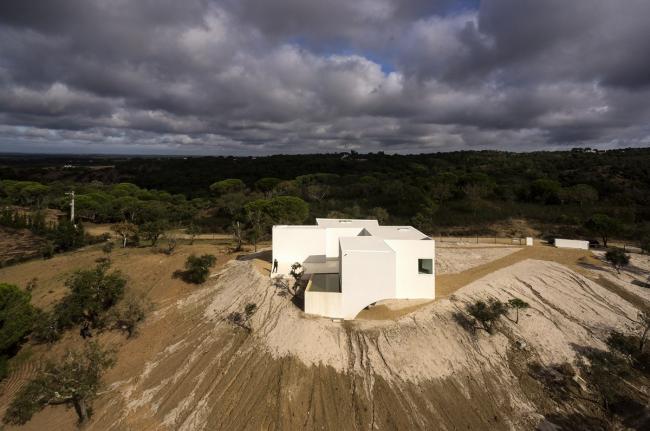 BIM建筑|荒凉上的白色雕塑“花”：Fontinha 室第 / Aires Mateus + SIA arquitectura