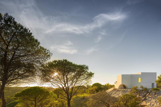 BIM建筑|荒凉上的白色雕塑“花”：Fontinha 室第 / Aires Mateus + SIA arquitectura