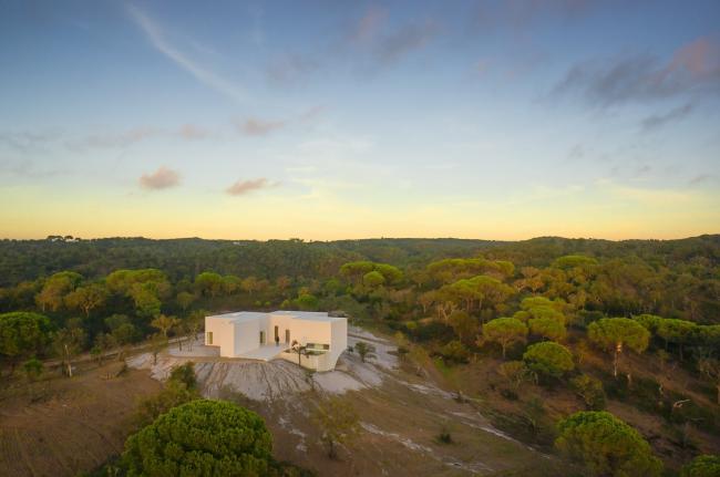 BIM建筑|荒凉上的白色雕塑“花”：Fontinha 室第 / Aires Mateus + SIA arquitectura