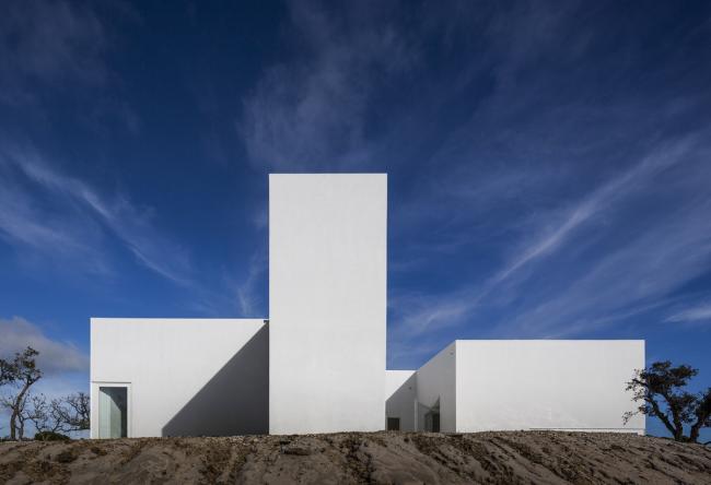 BIM建筑|荒凉上的白色雕塑“花”：Fontinha 室第 / Aires Mateus + SIA arquitectura