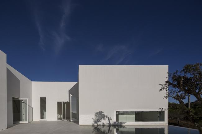 BIM建筑|荒凉上的白色雕塑“花”：Fontinha 室第 / Aires Mateus + SIA arquitectura