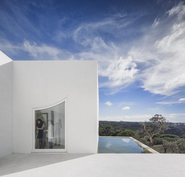 BIM建筑|荒凉上的白色雕塑“花”：Fontinha 室第 / Aires Mateus + SIA arquitectura