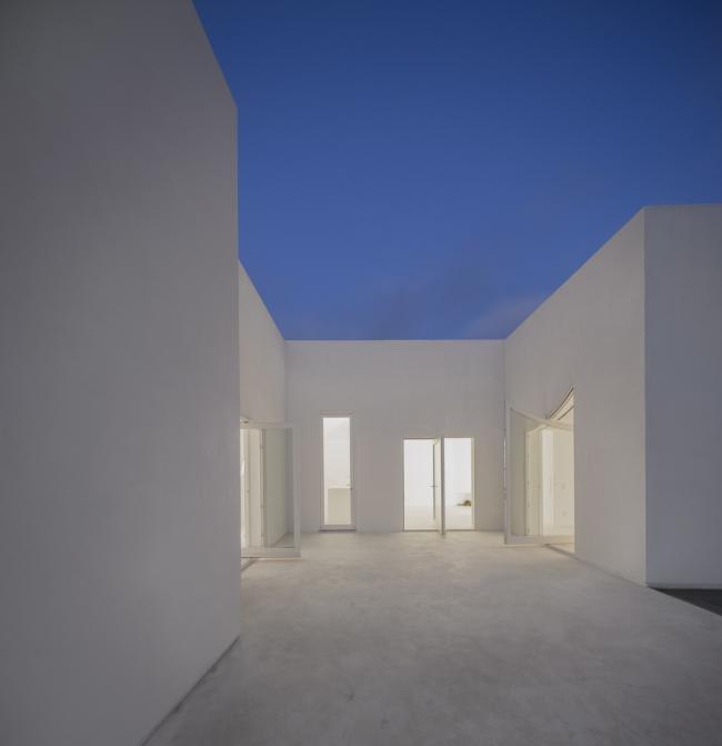 BIM建筑|荒凉上的白色雕塑“花”：Fontinha 室第 / Aires Mateus + SIA arquitectura