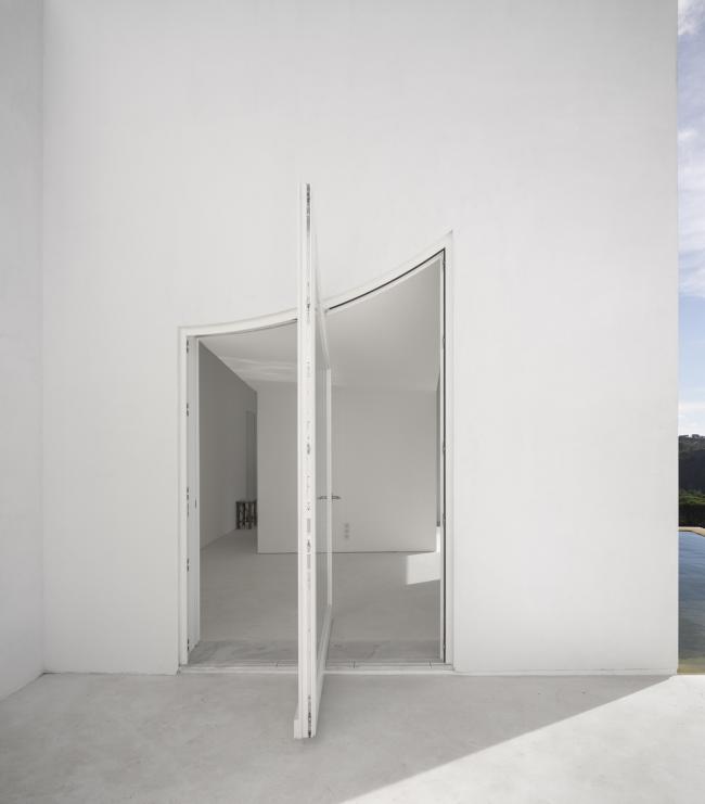 BIM建筑|荒凉上的白色雕塑“花”：Fontinha 室第 / Aires Mateus + SIA arquitectura