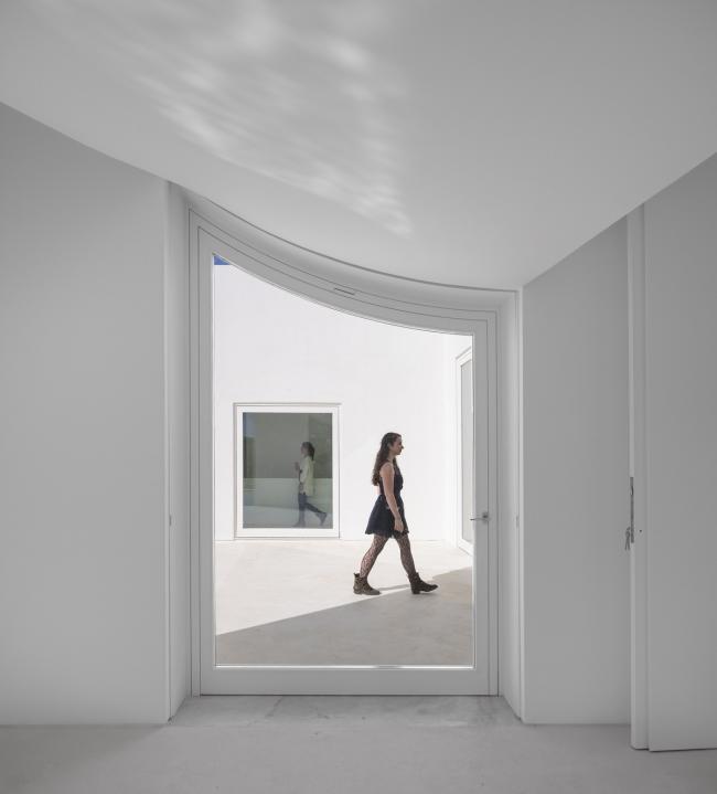 BIM建筑|荒凉上的白色雕塑“花”：Fontinha 室第 / Aires Mateus + SIA arquitectura