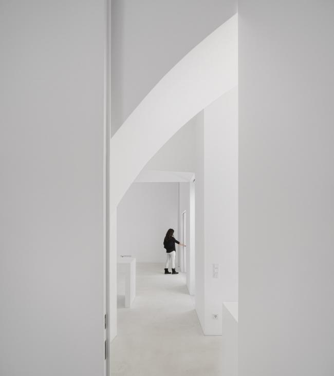 BIM建筑|荒凉上的白色雕塑“花”：Fontinha 室第 / Aires Mateus + SIA arquitectura