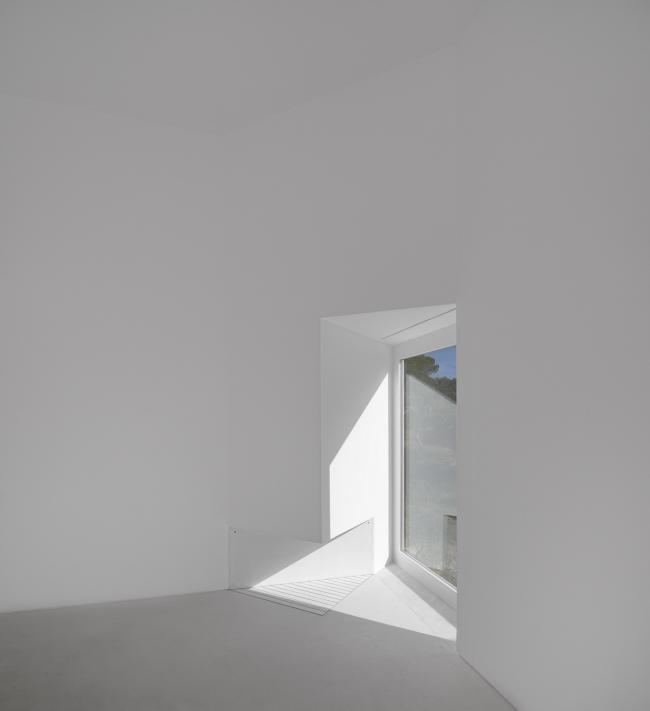 BIM建筑|荒凉上的白色雕塑“花”：Fontinha 室第 / Aires Mateus + SIA arquitectura