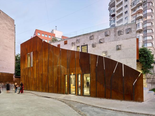 BIM建筑|保存远古感的建筑纪念碑：ARTCOR创意工坊 / Maxim Calujac