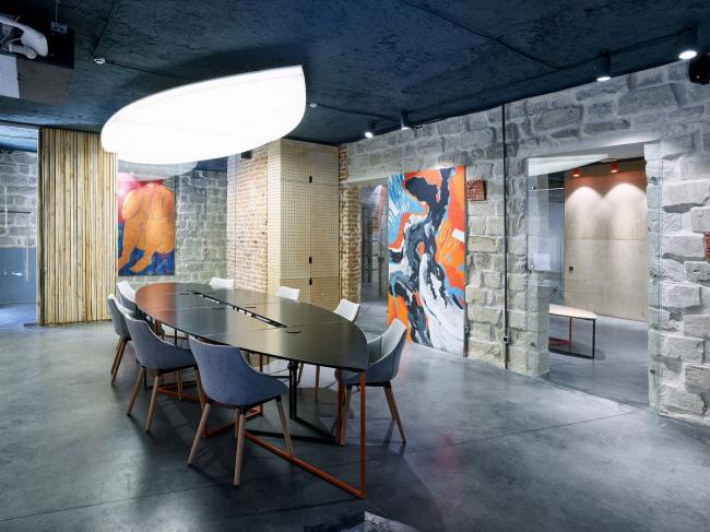 BIM建筑|保存远古感的建筑纪念碑：ARTCOR创意工坊 / Maxim Calujac