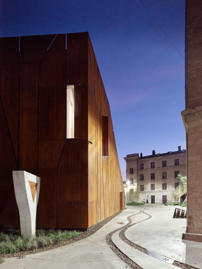 BIM建筑|保存远古感的建筑纪念碑：ARTCOR创意工坊 / Maxim Calujac