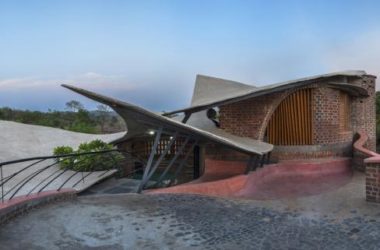 BIM建筑|飞动的曲线映进村落天际线：印度红砖之屋 / iStudio architecture-BIM建筑网