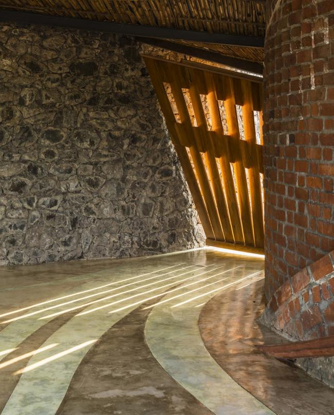 BIM建筑|飞动的曲线映进村落天际线：印度红砖之屋 / iStudio architecture