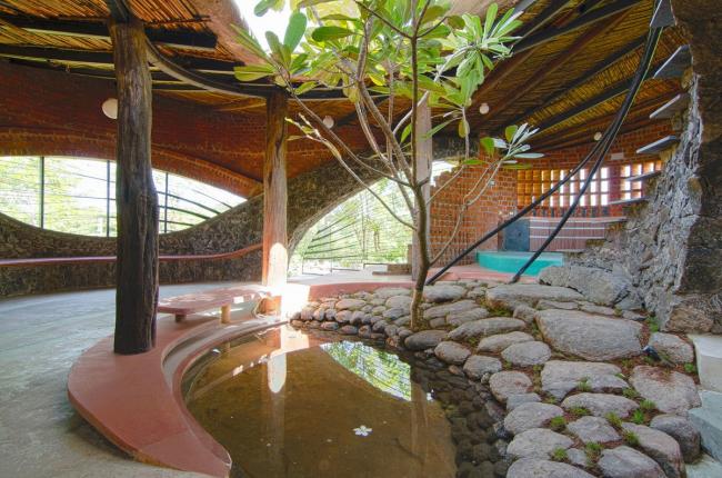 BIM建筑|飞动的曲线映进村落天际线：印度红砖之屋 / iStudio architecture