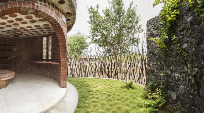 BIM建筑|飞动的曲线映进村落天际线：印度红砖之屋 / iStudio architecture