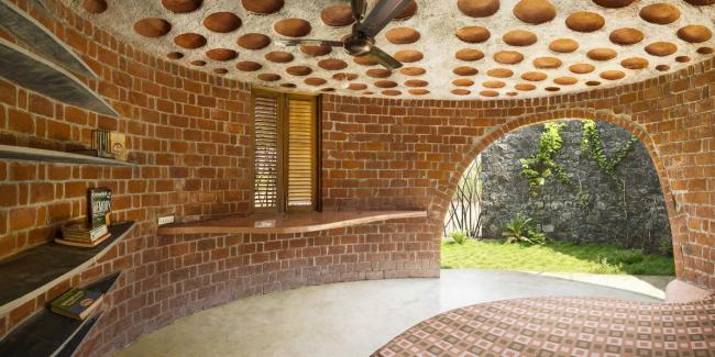 BIM建筑|飞动的曲线映进村落天际线：印度红砖之屋 / iStudio architecture