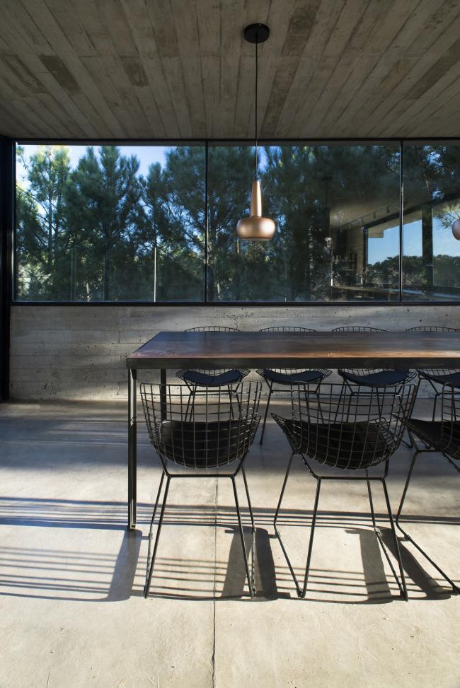 BIM建筑|光影婆娑，如木石般朴实的林间住宅 / Luciano Kruk