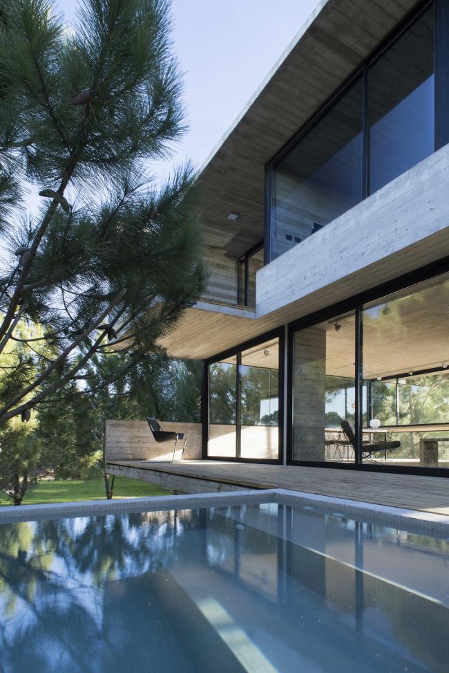 BIM建筑|光影婆娑，如木石般朴实的林间住宅 / Luciano Kruk