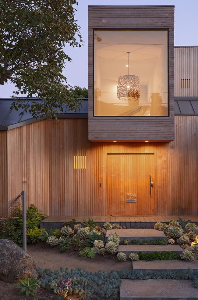 BIM建筑|跳脱的不规则几何形状：洛杉矶海滩避暑住宅 / Blue Truck Studio