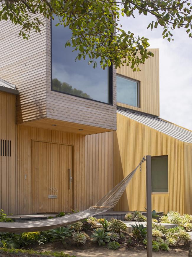 BIM建筑|跳脱的不规则几何形状：洛杉矶海滩避暑住宅 / Blue Truck Studio