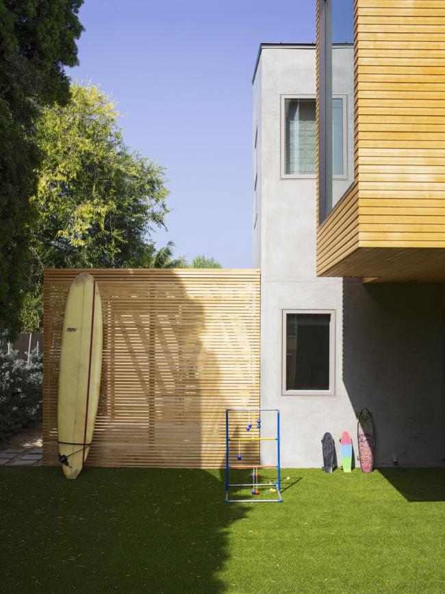 BIM建筑|跳脱的不规则几何形状：洛杉矶海滩避暑住宅 / Blue Truck Studio