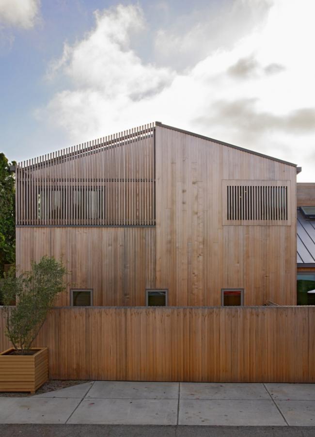 BIM建筑|跳脱的不规则几何形状：洛杉矶海滩避暑住宅 / Blue Truck Studio