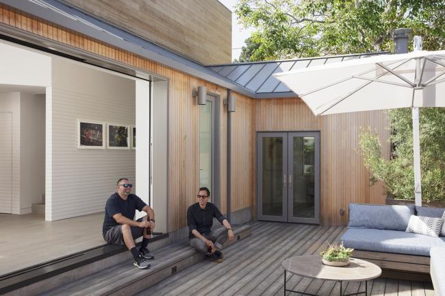 BIM建筑|跳脱的不规则几何形状：洛杉矶海滩避暑住宅 / Blue Truck Studio