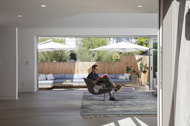 BIM建筑|跳脱的不规则几何形状：洛杉矶海滩避暑住宅 / Blue Truck Studio