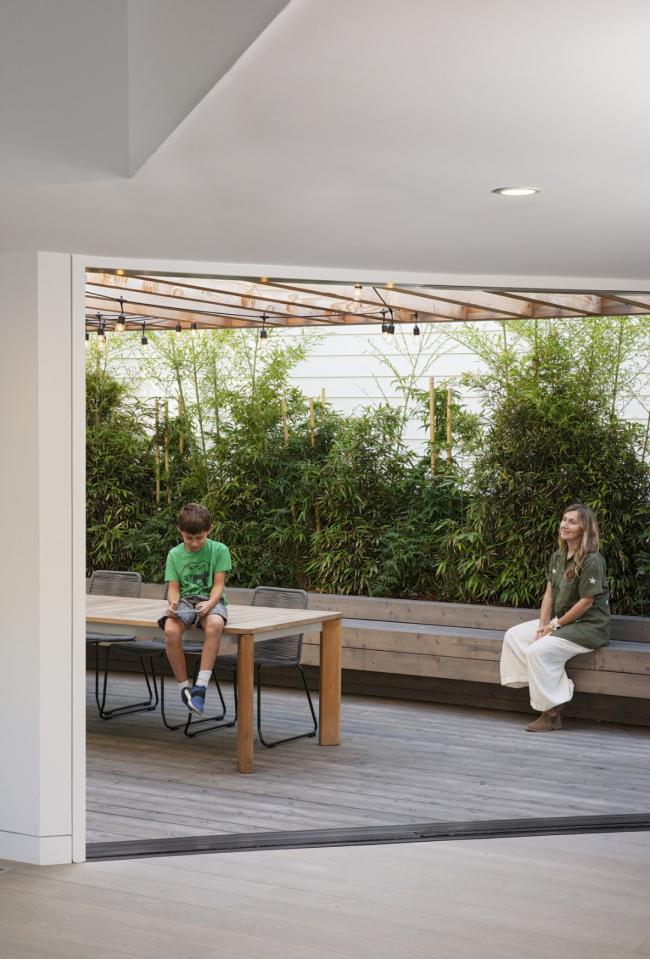 BIM建筑|跳脱的不规则几何形状：洛杉矶海滩避暑住宅 / Blue Truck Studio