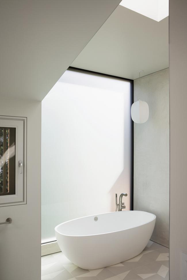 BIM建筑|跳脱的不规则几何形状：洛杉矶海滩避暑住宅 / Blue Truck Studio