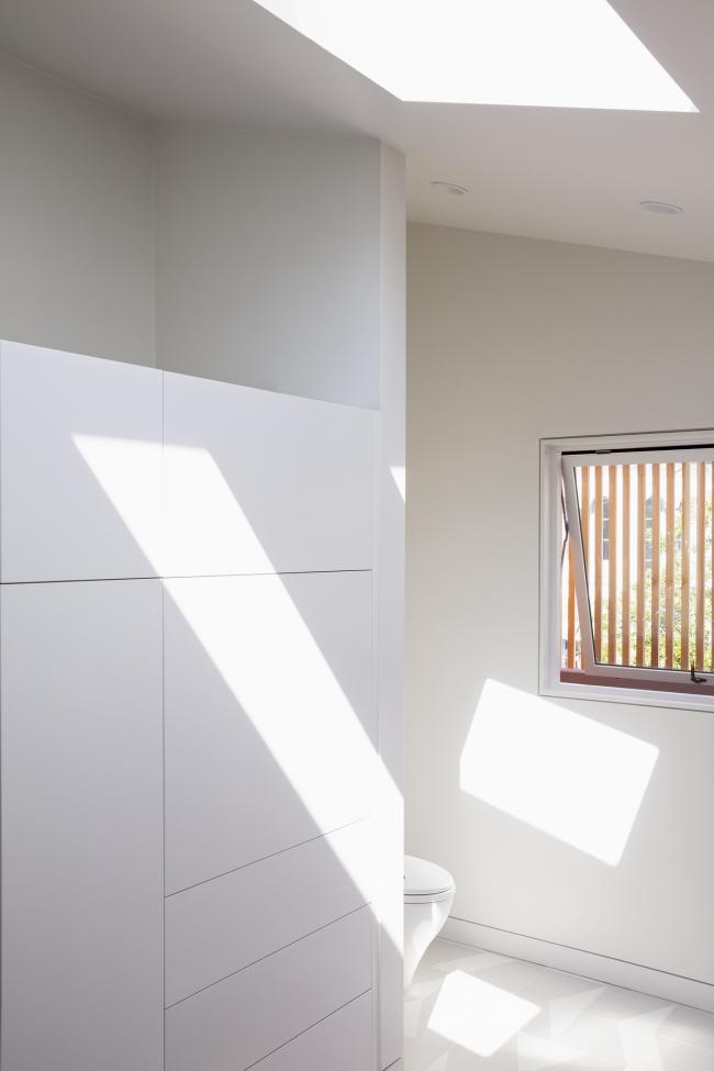 BIM建筑|跳脱的不规则几何形状：洛杉矶海滩避暑住宅 / Blue Truck Studio