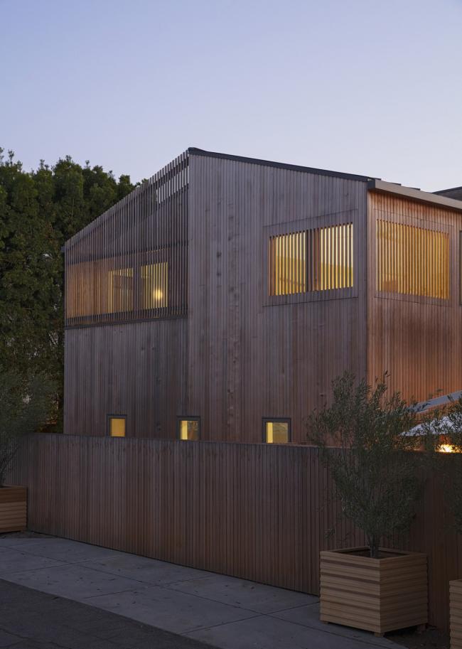 BIM建筑|跳脱的不规则几何形状：洛杉矶海滩避暑住宅 / Blue Truck Studio