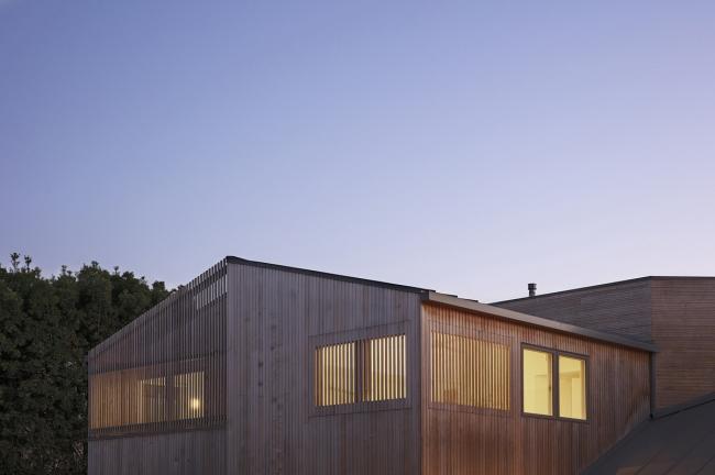 BIM建筑|跳脱的不规则几何形状：洛杉矶海滩避暑住宅 / Blue Truck Studio