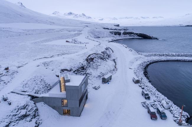 BIM建筑|守护峡湾的巨石：冰岛东博尔加峡湾游客中心 / Andersen & Sigurdsson Architects