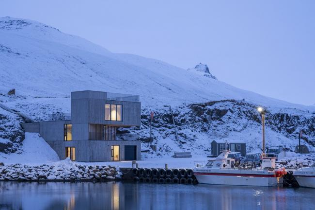 BIM建筑|守护峡湾的巨石：冰岛东博尔加峡湾游客中心 / Andersen & Sigurdsson Architects