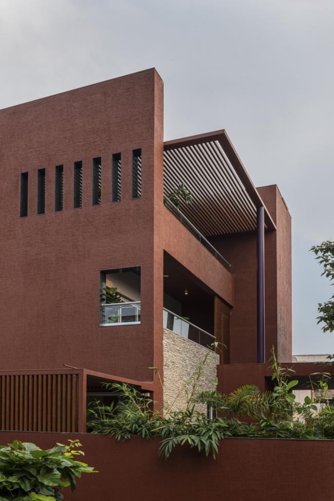 BIM建筑|如火一般热情，如耕牛般内敛：印度“红盒子”之家 / The Grid Architects