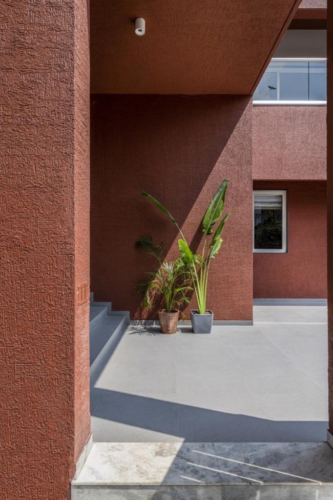 BIM建筑|如火一般热情，如耕牛般内敛：印度“红盒子”之家 / The Grid Architects