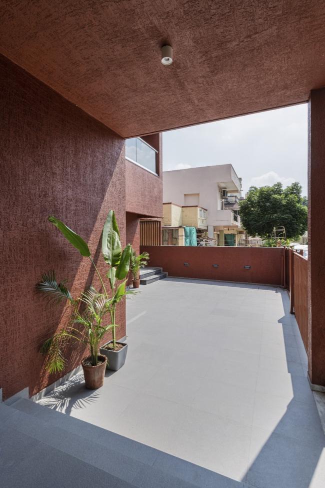 BIM建筑|如火一般热情，如耕牛般内敛：印度“红盒子”之家 / The Grid Architects