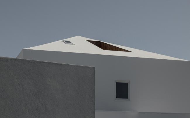 BIM建筑|于现实的包围中仰望天空：葡萄牙 NVC 住宅 / Salworks