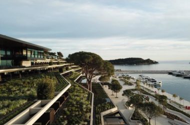 BIM建筑|曲折叠退，纵享海天一色：罗维尼公园大酒店 / 3LHD-BIM建筑网